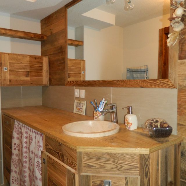 meuble salle de bain vieux bois