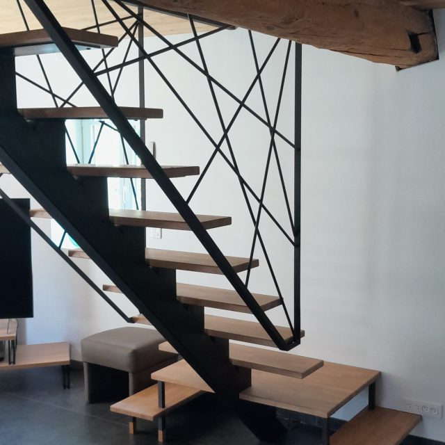 escalier bois chêne design métal limon central sur-mesure ébéniste métallière
